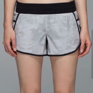 Lululemon Tracker Shorts Diamond Camo Silver Spoon Unlined